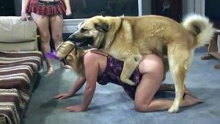 سكس حيوانات اون لاين بنت وامها يتناكو من كلب فى المنزل