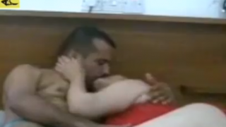 سكس بلدي عربي مصري – زوج يدلع زوجته علي السرير ويشبع شهوتها